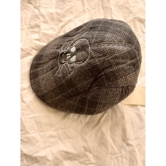 Newsboy Gray Fleece Cap with Embroidered Skull & Crossbones - Picture 2 of 5